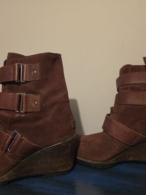 Sorel Wedge Ankle Boots in Maroon Suede
